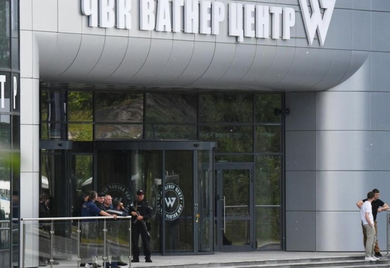 Opkoljena zgrada Vagnera u Sankt Petersburgu (VIDEO)