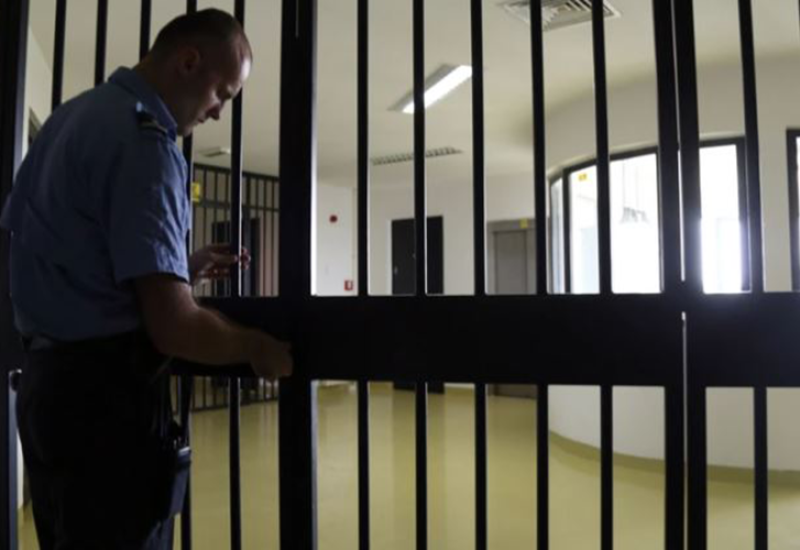 Zatvorenik se isjekao žiletom po rukama i vratu
