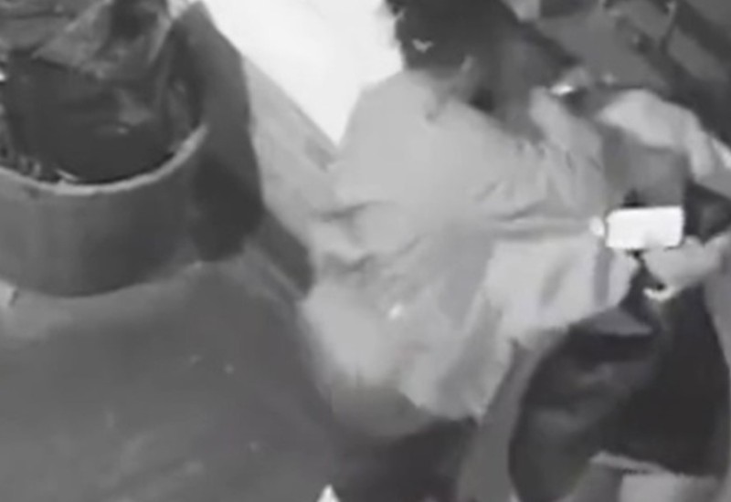 Jeza! Poznati fudbaler brutalno tukao djevojku, ona skočila sa četvrtog sprata VIDEO