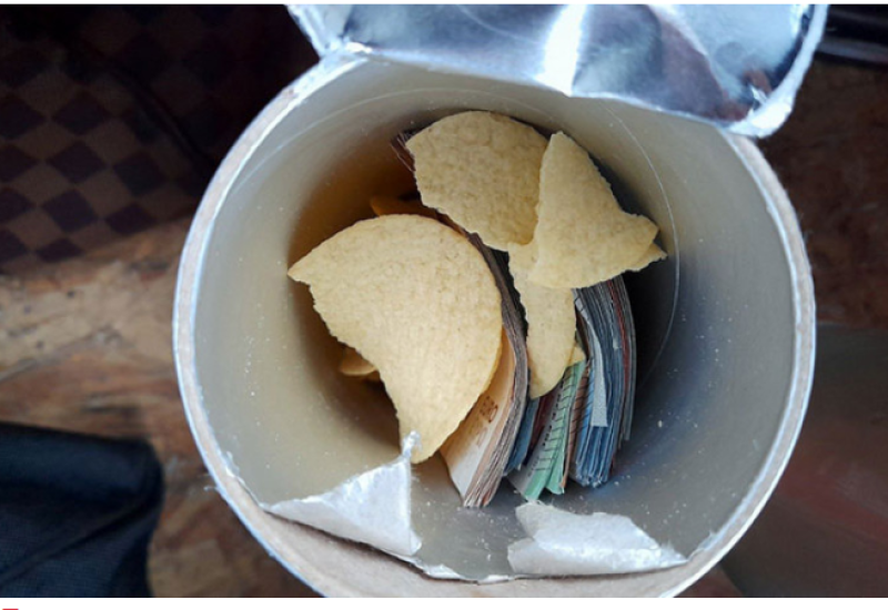 Pokušao prošvercovati 30.000 evra u limenci čipsa