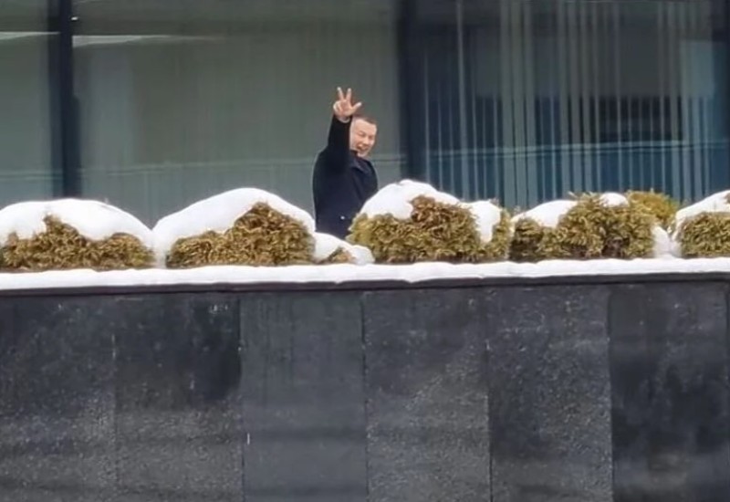 Vukanović snimio Nešića kako ispred Parlamenta BiH pokazuje tri prsta: Ode ti s Dodikom!