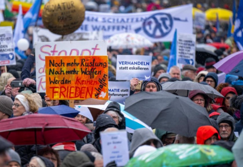 Masovni protest u Berlinu: Nijemci protiv naoružavanja Ukrajine – poručili da nije njihov rat