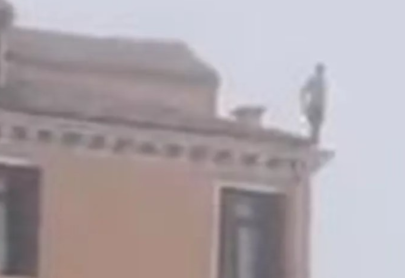 Policija traga za muškarcem: Skočio sa krova zgrade u kanal u Veneciji (VIDEO)