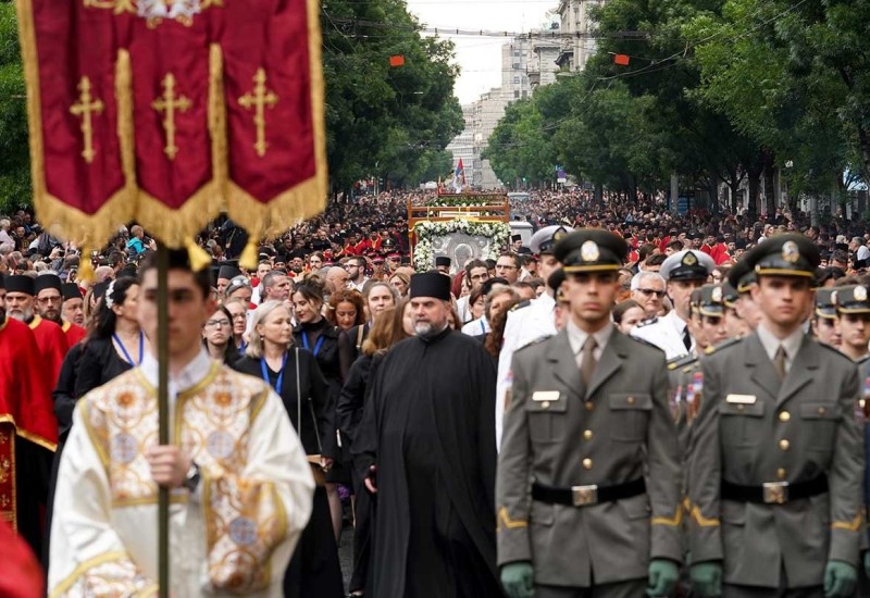 Spasovdanska litija u Beogradu, građani krenuli prema Hramu Svetog Save (FOTO)