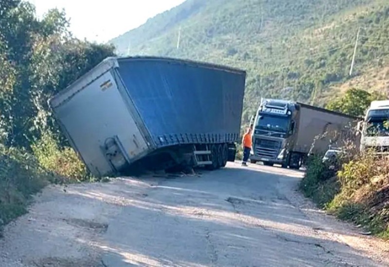 Otkačila se prikolica kamiona nasred puta Berkovići - Bileća