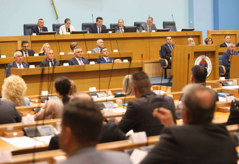 Ko hoće, neka izađe na izbore, ko neće ne mora: Narodna skupština usvojila sporni zaključak, opozicija nije glasala