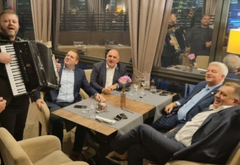 Lider SNSD-a u veselom društvu uz harmoniku poslije mitinga