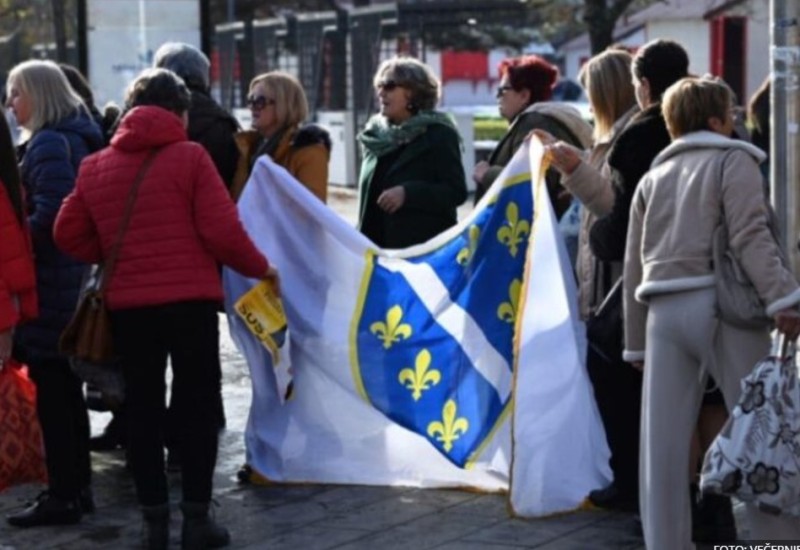 Proslava ili nepotrebna provokacija: Ratne zastave u strogom centru Banjaluke VIDEO