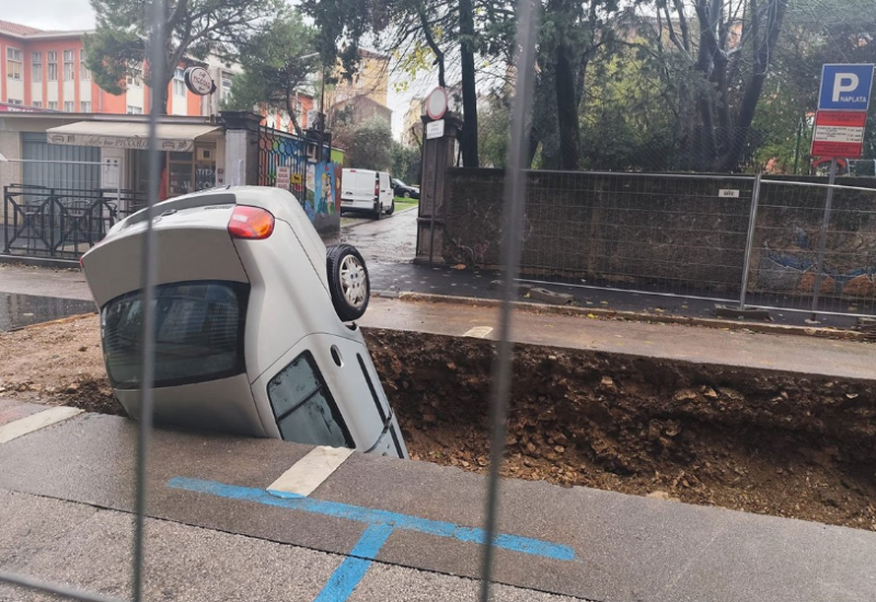 Nezgoda u Hrvatskoj: Automobil upao u rupu