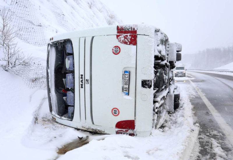Detalji nesreće prevrnutog autobusa: Žena u kritičnom stanju, otežan saobraćaj