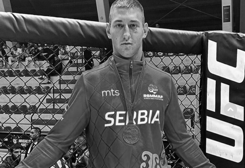 Potresne scene na mjestu ubistva MMA borca Stefana Savića: Više desetina ljudi U SUZAMA PALI SVIJEĆE, na mjestu zločina nalazi se njegova slika