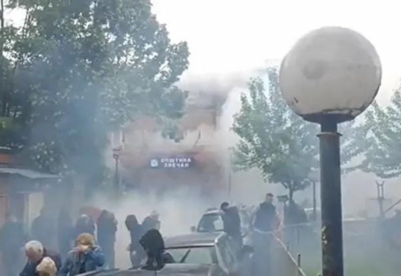 DRAMA NA KiM Na Srbe bačen suzavac i šok bombe, postavljene barikade, zapaljen policijski automobil FOTO/VIDEO