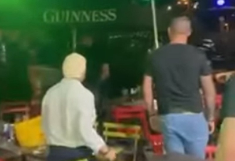 Uletio džipom u baštu punu gostiju (VIDEO)
