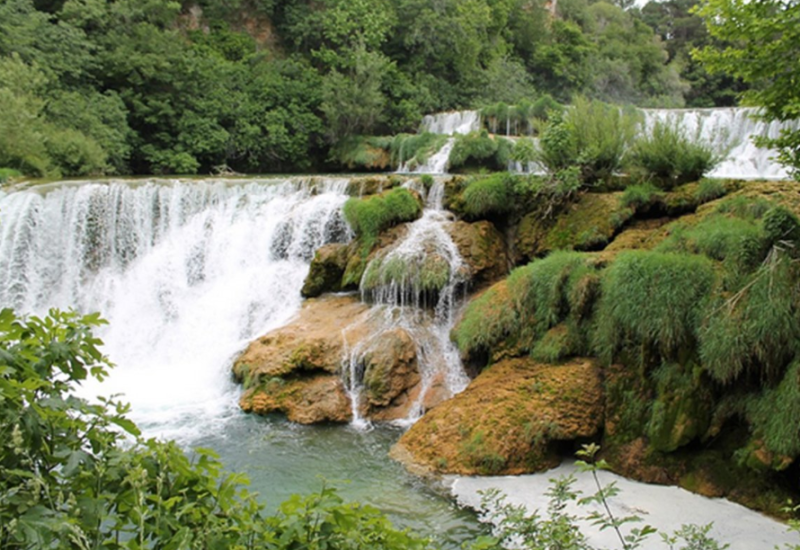 Turistički vozić sletio s puta na Plitvicama, ima povrijeđenih
