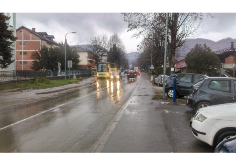Iz AMS upozoravaju vozače na mokre i klizave kolovoze