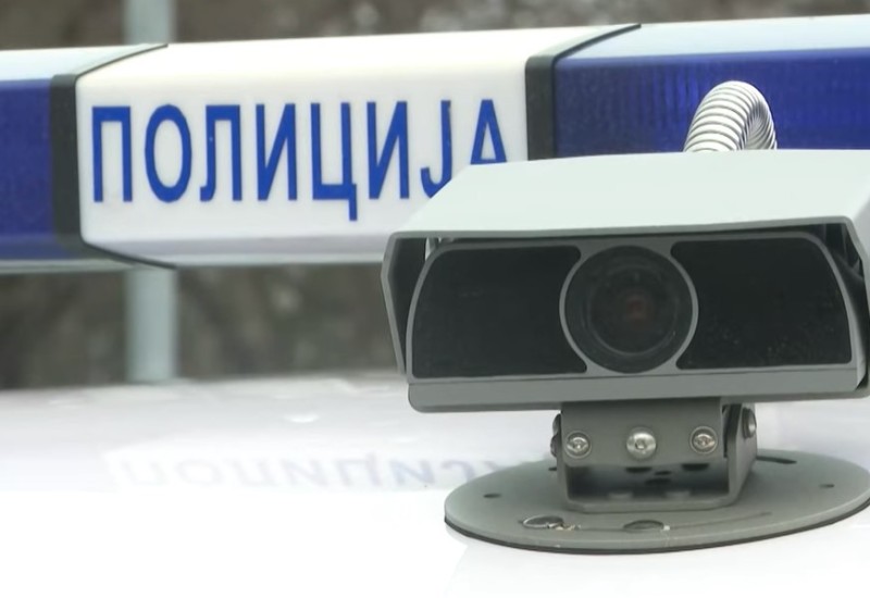 Hitna je prevezla u bolnicu: Djevojka pala sa četrvtog sprata zgrade