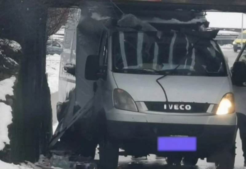 Obustavljen saobraćaj: Vozilom zapeo ispod nadvožnjaka kod Incela