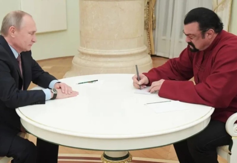 Putin odlikovao Stivena Sigala Ordenom prijateljstva