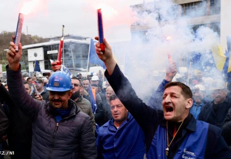 „Naši zahtjevi su minimalni“: Zenički rudari ispred zgrade vlade, protesti počeli himnom BiH