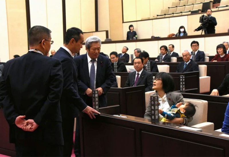 Japan: Članica vladinog odbora prisustvovala sastanku sa dvomjesečnom bebom