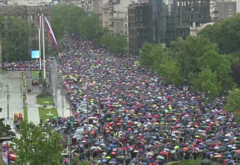 Četvrti protest "Srbija protiv nasilja": Građani prave prsten oko zgrade RTS-a, kiša ih nije omela