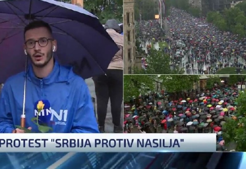 Reporter N1 dobio cvijet od koleginice sa RTS