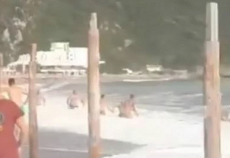 Uprkos crvenoj zastavici ušao u vodu: Tragedija u Crnoj Gori jedva izbjegnuta (VIDEO)