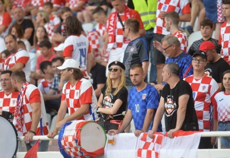 Neonacističke parole i pjesme hrvatskih navijača u Beču