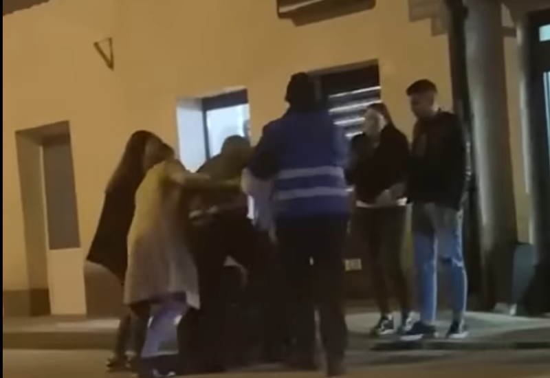 Brutalno pretukli policajca (VIDEO)