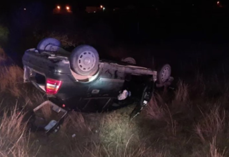 “Opel” završio na krovu! Vozač izgubio kontrolu i automobilom sletio na livadu