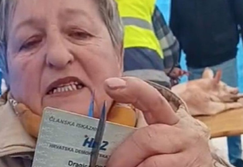 “Plenkoviću, silazim sa ringišpila”: Učesnica protesta isjekla člansku kartu