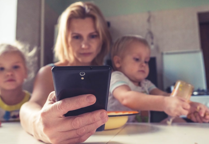 Ovisnost odraslih i djece o internetu: Bez telefona do desete godine