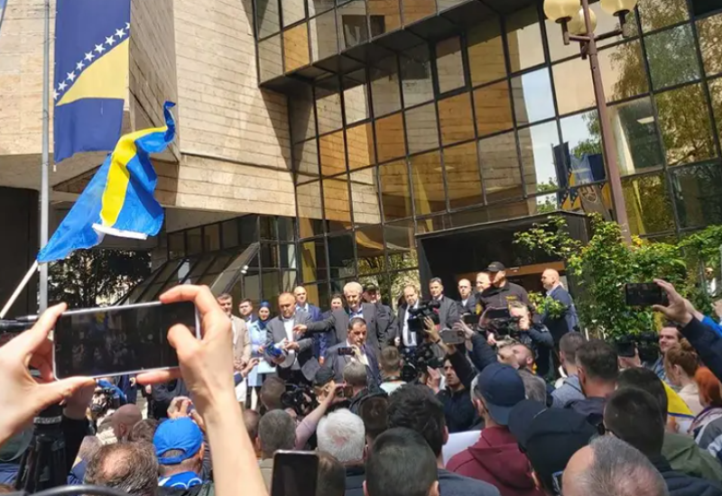 Protest ispred Parlamenta FBiH zbog Šmitove odluke