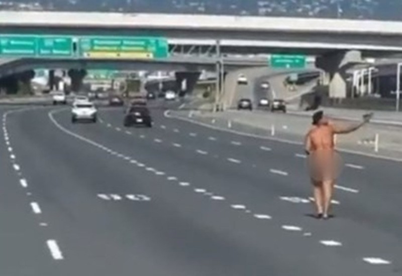 Naga žena izašla iz auta i zapucala po auto-putu