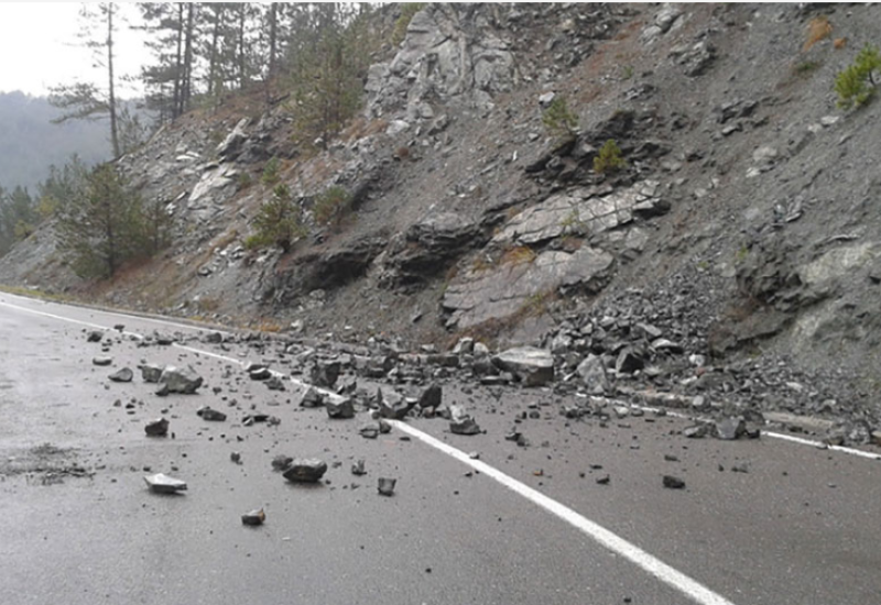 Oprez vozačima na pretežno mokre kolovoze i opasnost od odrona