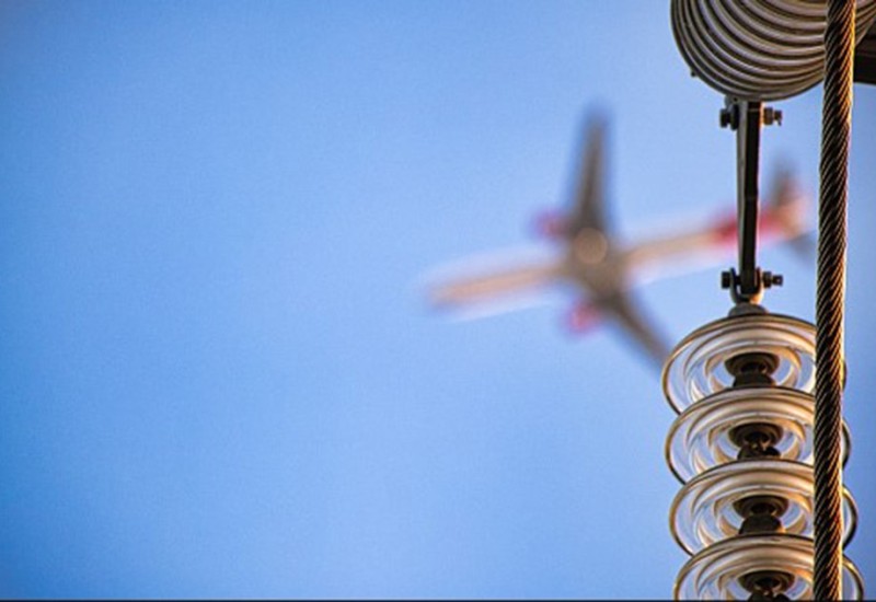 Spašene dvije osobe iz aviona koji je pao na dalekovode