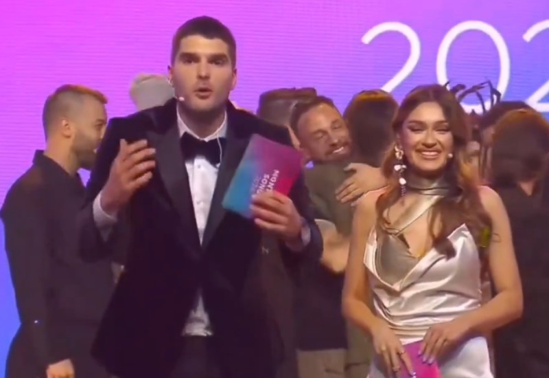 „10 pojena“: Tragikomične greške crnogorskih voditelja za pjesmu Evrovizije (VIDEO)