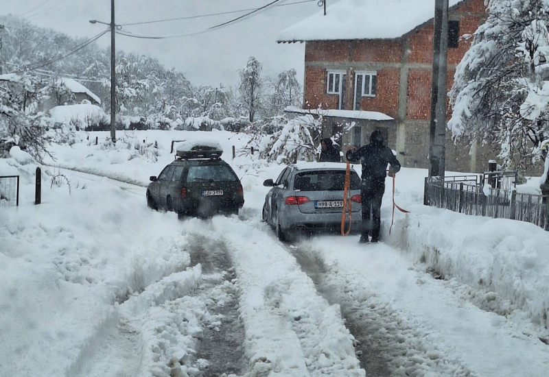 Mještani Donjih Kola danas blokiraju put zbog snijega