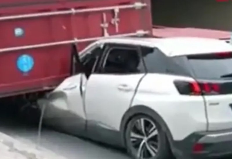Košarkaš Efesa doživio težak udes: Prikolica kamiona mu pala na auto (VIDEO)