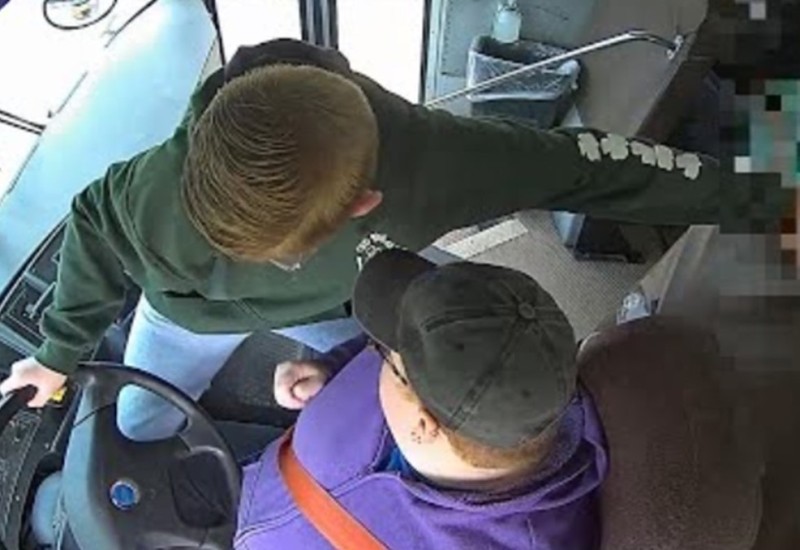 Dječak zaustavio pun autobus nakon što se vozač onesvijestio (VIDEO)
