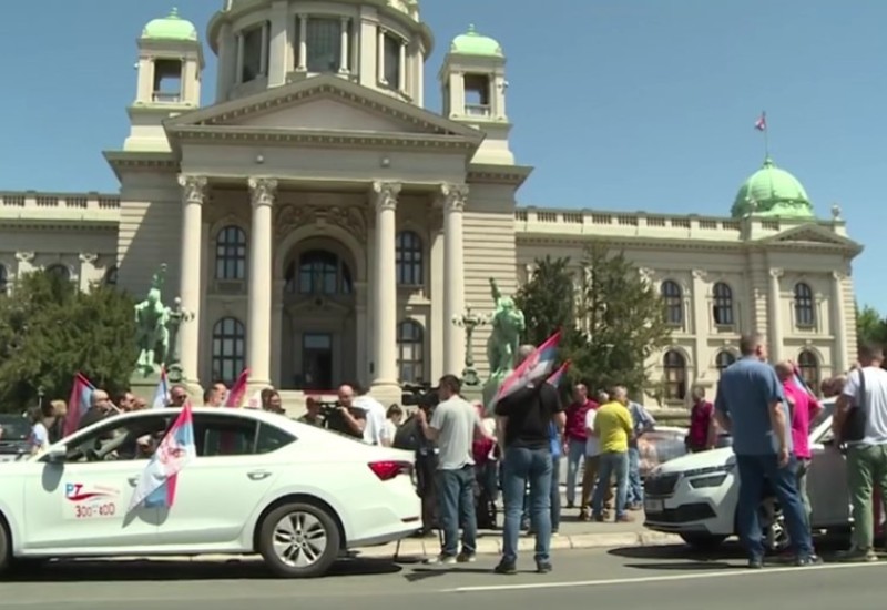 Protestna vožnja beogradskih taksista zbog rezolucije o Srebrenici (VIDEO)