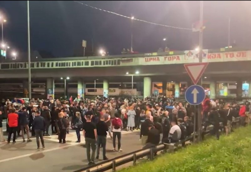 Protest u Beogradu: Blokirali auto-put, pjevaju "Oj Kosovo Kosovo"