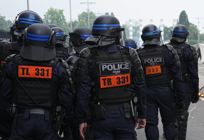 Francuska uvodi policijski čas, na ulice izlazi 40.000 policajaca