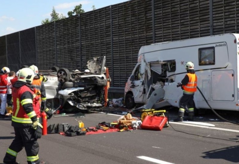 Minibus udario u kamper, jedna osoba stradala, među povrijeđenima državljani BiH