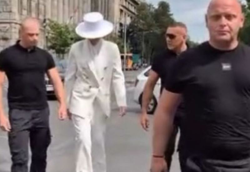 Dijana Hrkalović obučena kao Melanija na vidovdanskom "Književnom popodnevu" ispred Skupštine (FOTO)