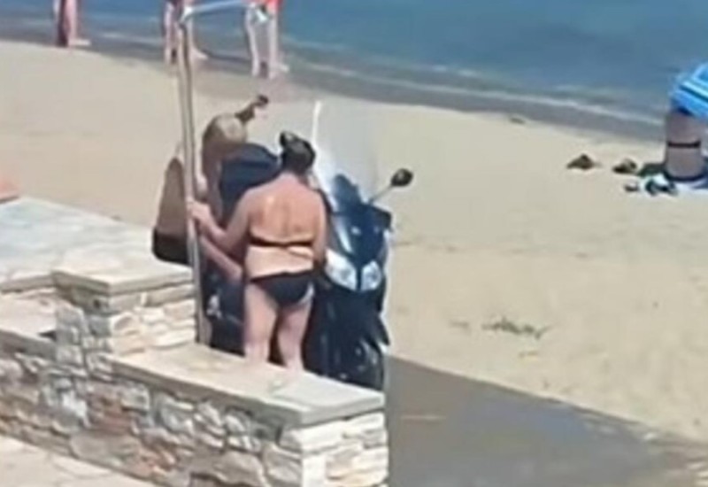 Skuterom pod tuš: Bračni iznenadio sve na plaži u Hrvatskoj VIDEO