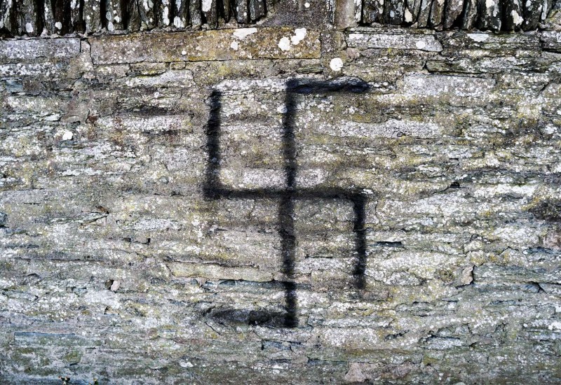 Svastika na spomeniku Holokaustu