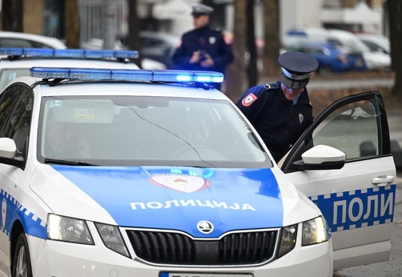 Teška nezgoda kod Banjaluke: Auto završio na krovu