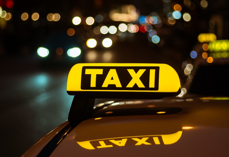 Taksista dirao putnicu po grudima i nogama