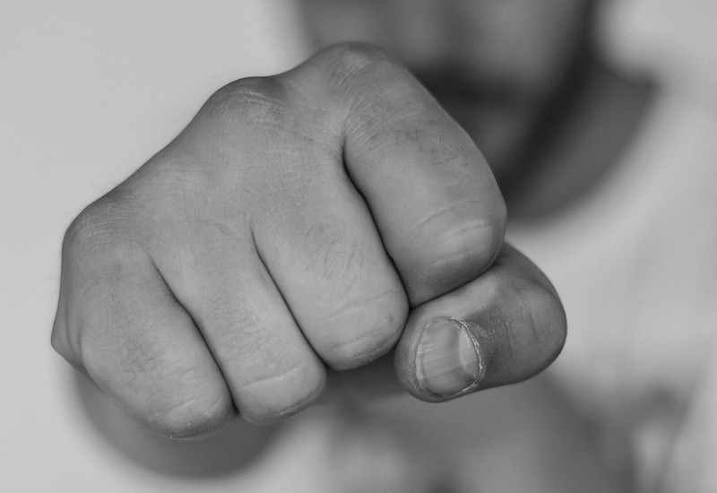 Mladić pretučen samo jer je komšinici rekao “ćao”